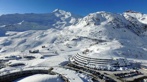 Skieurs sur les pistes d’une station de ski dans les Pyrénées