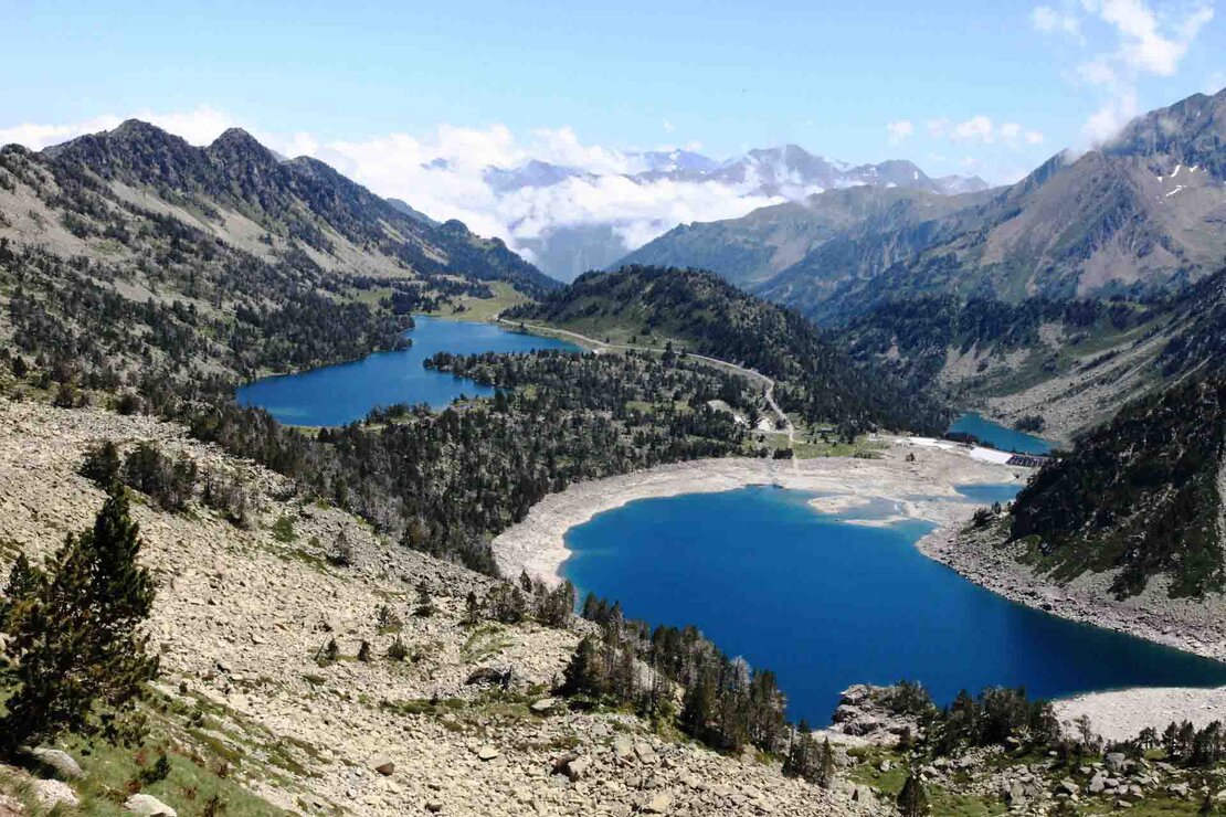 Grand lac de montagne avec barrage dans les Pyrénées