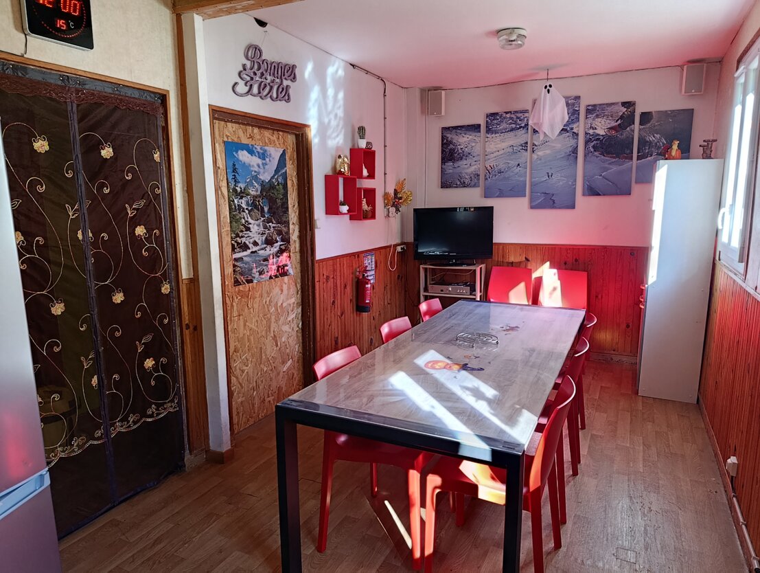 Salon cosy avec canapé dans un gîte de montagne