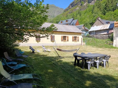 Séjour lumineux du gîte de montagne avec coin salon et salle à manger