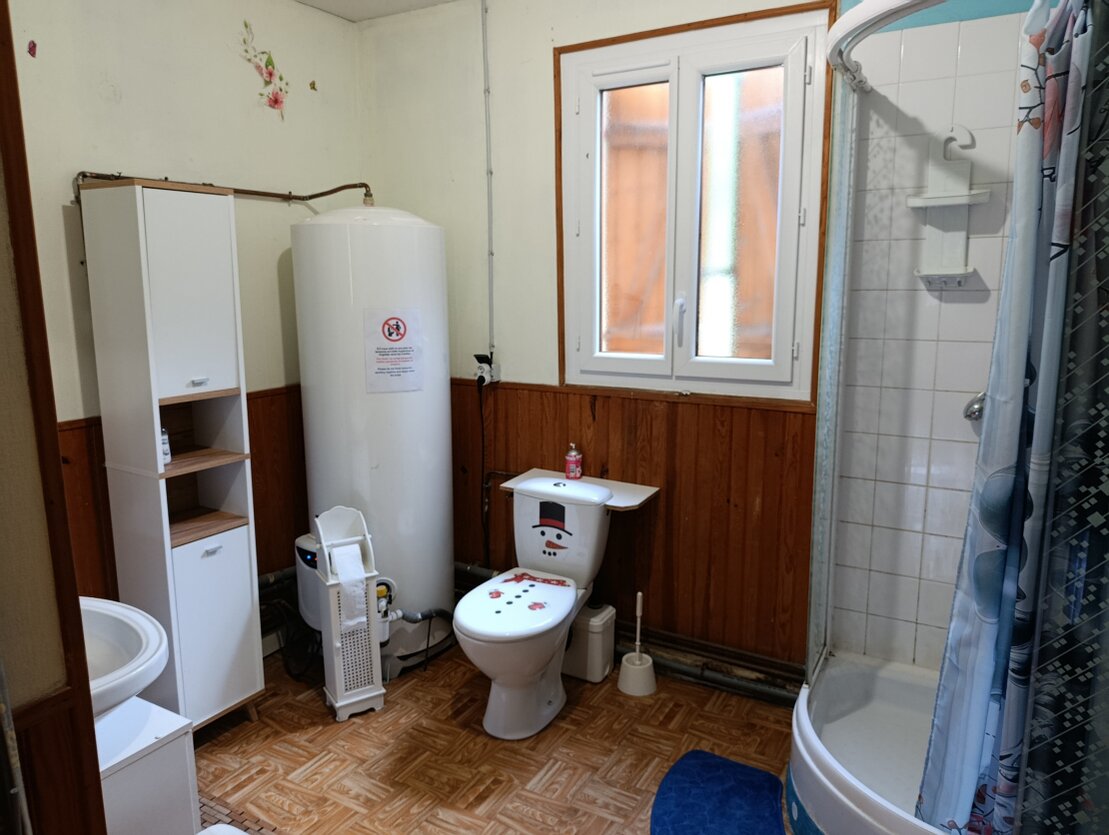 Salle de bain avec douche dans un gîte
