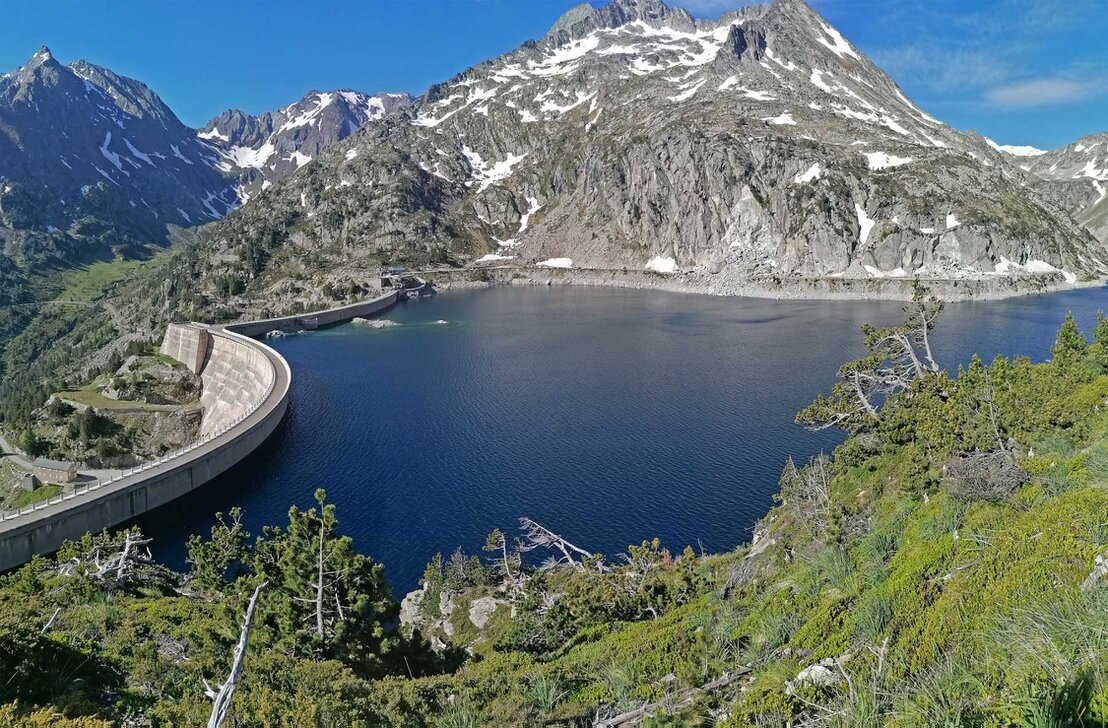 Randonnée autour d’un lac de montagne dans les Pyrénées