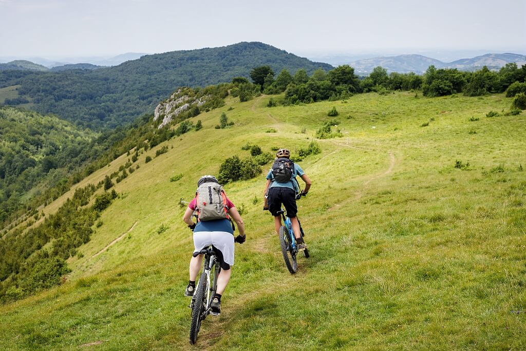 Cycliste sur une route de montagne dans les Pyrénées
